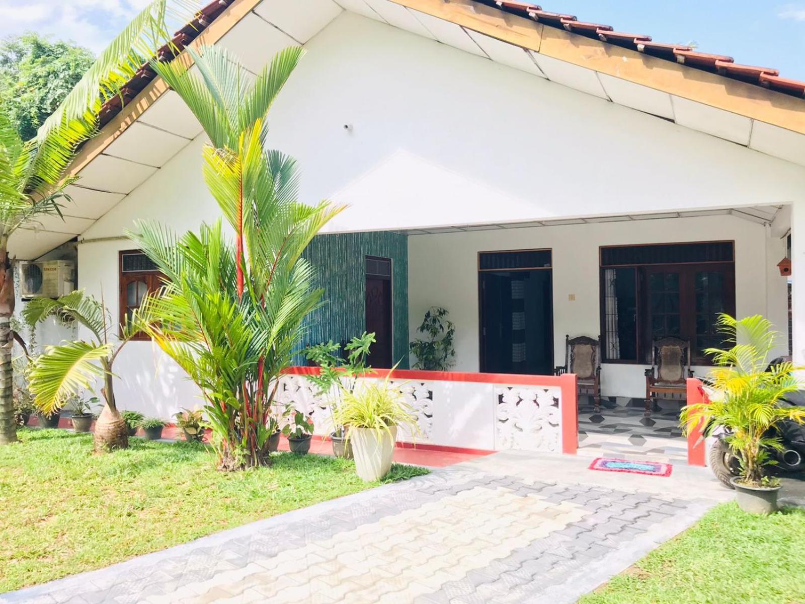 Family Villa Mirissa Exterior photo